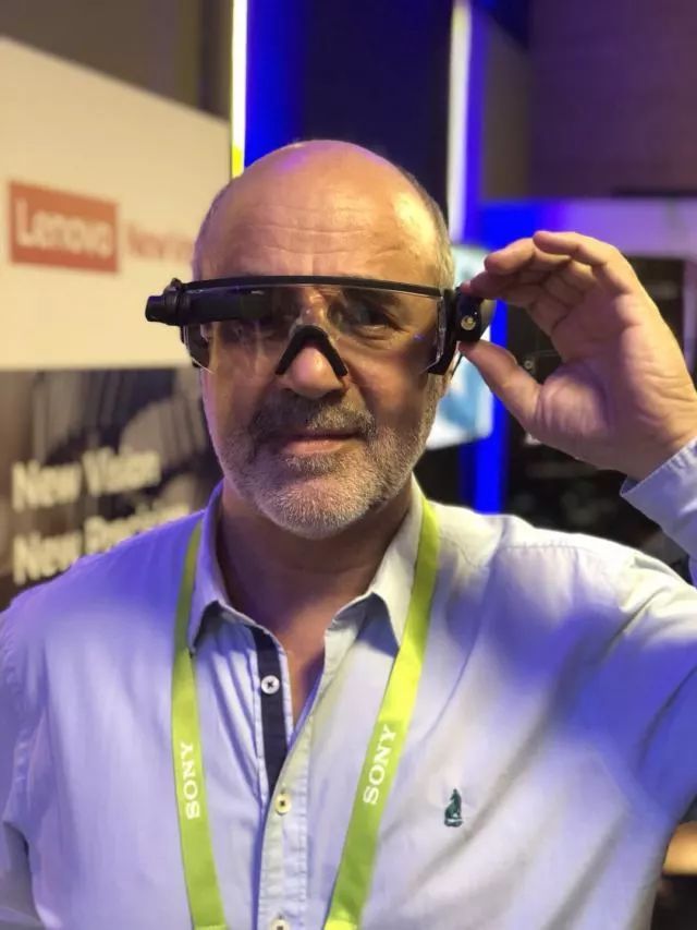 资深行业用户正在体验联想新视界AR智能眼镜.jpeg